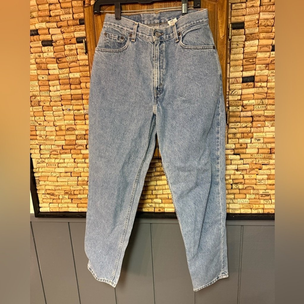 Vintage ‘02 Y2K Levi’s 550 relaxed fit tapered leg size 10