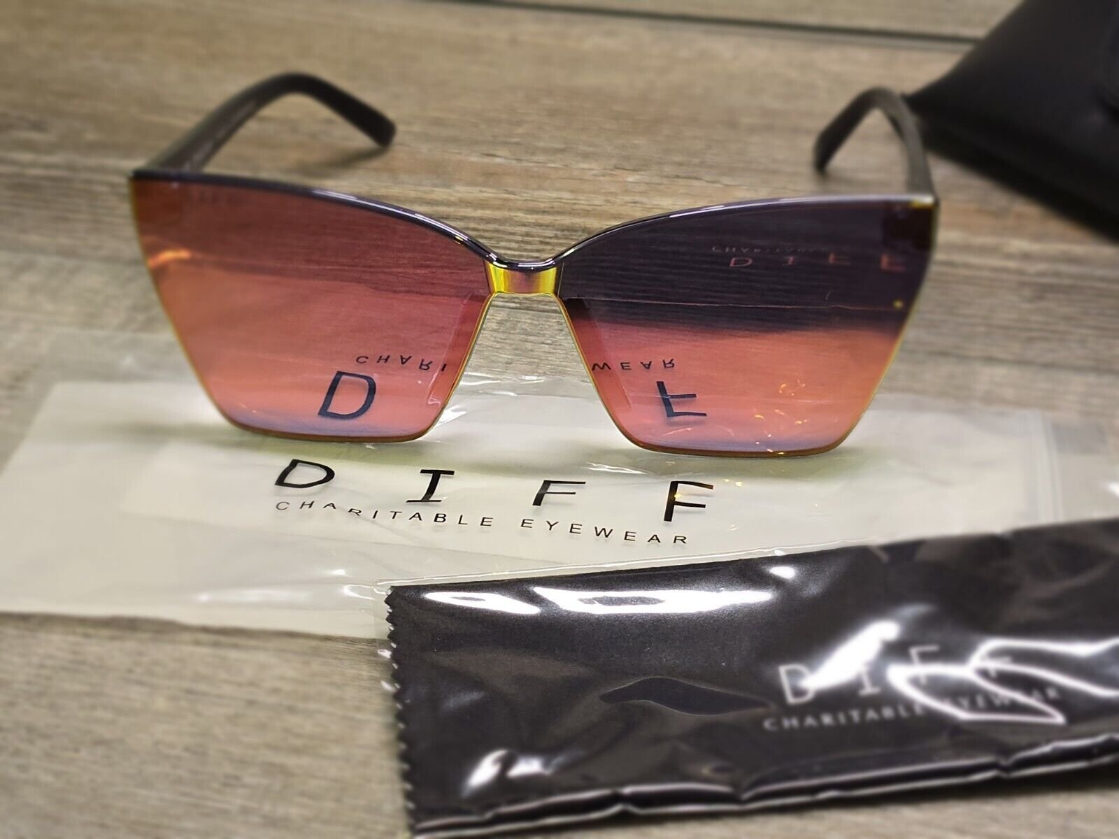 NIB Diff Eyewear GOLDIE XS Black & Sunset Mirror Sunglasses RV 112