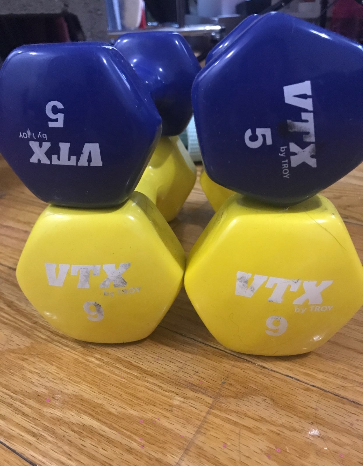 2 pairs of dumbells- 9lbs/ 5Lbs + Band