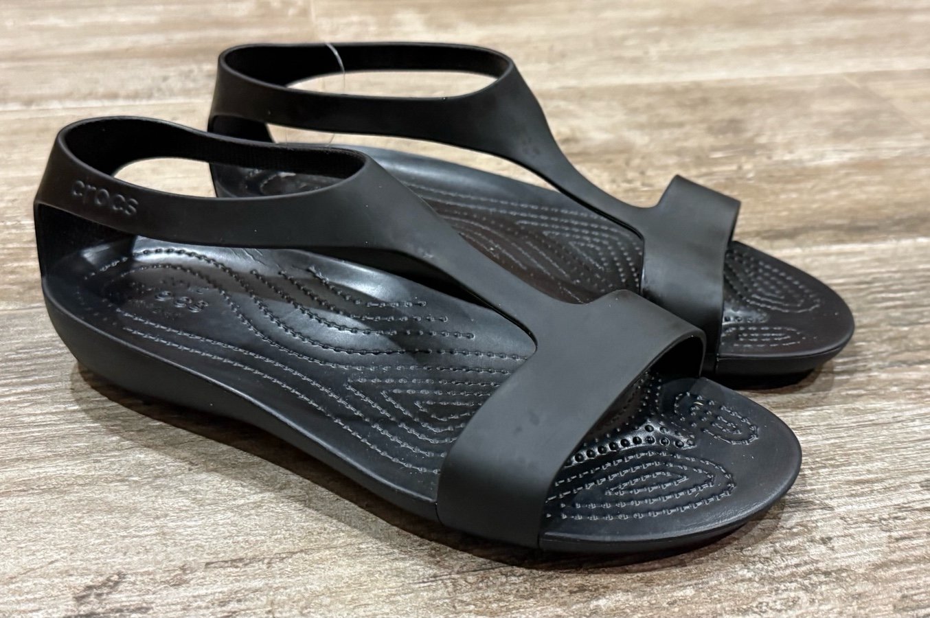 NEW CROCS W7 SERENA T-STRAP SANDALS. BLACK. VINTAGE STYLE 205469.