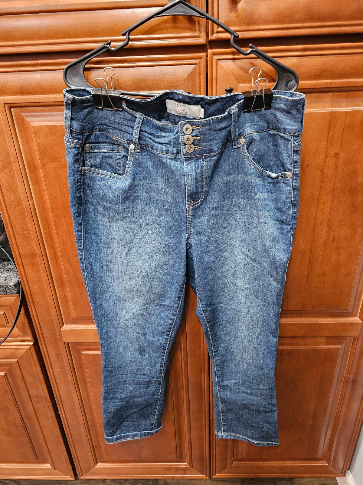 Torrid Med-Wash Cropped/Capri Jeggings #481