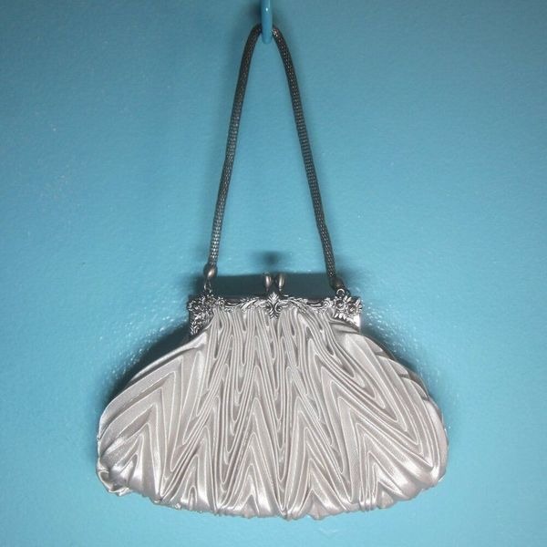 Nicole Lee Collection Silver Cloth Purse Silver Metal Chain Kisslock Clasp Top
