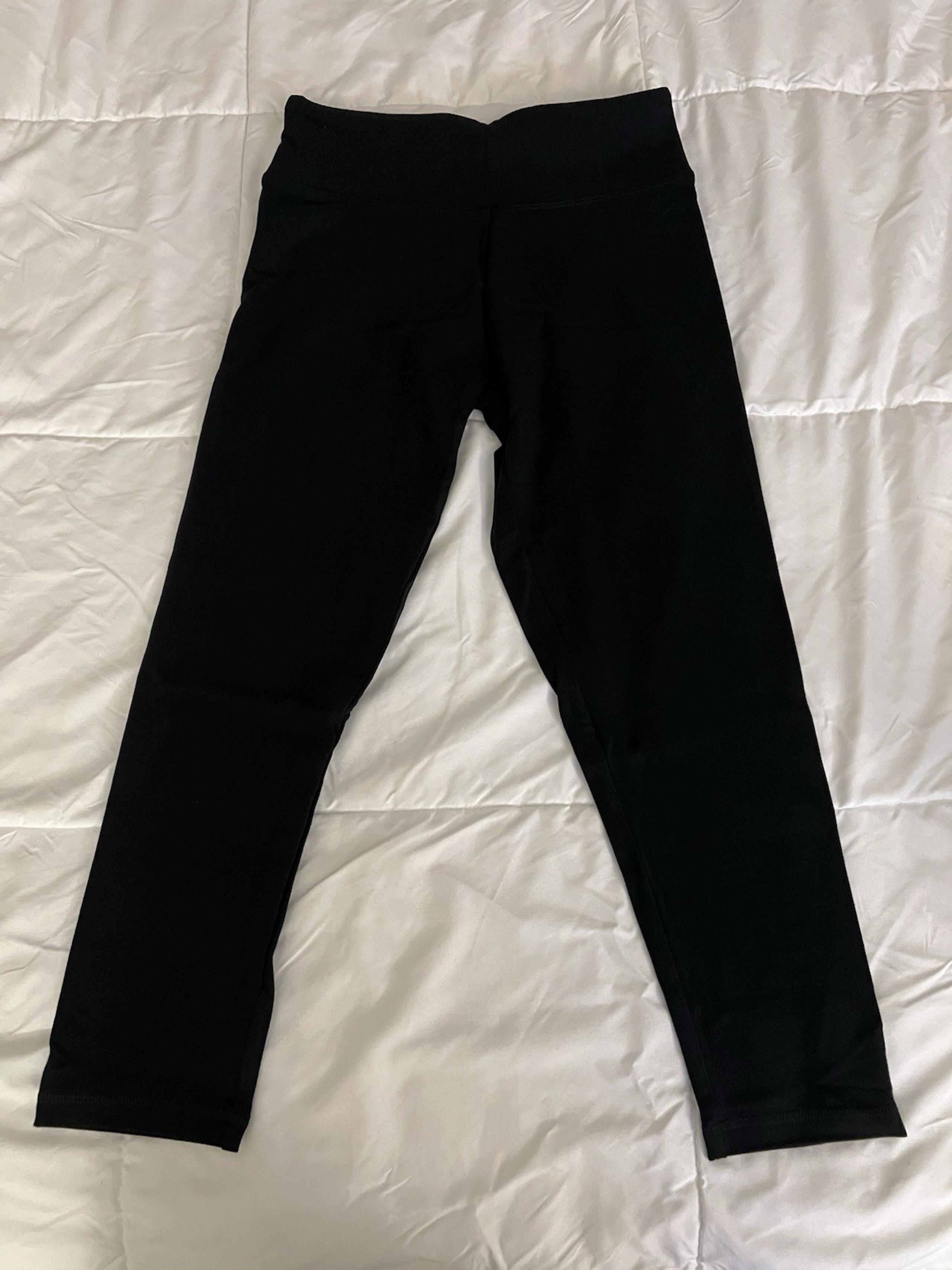 Victoria’s Secret Victoria Sport Black Capri Leggings Size S NEW!