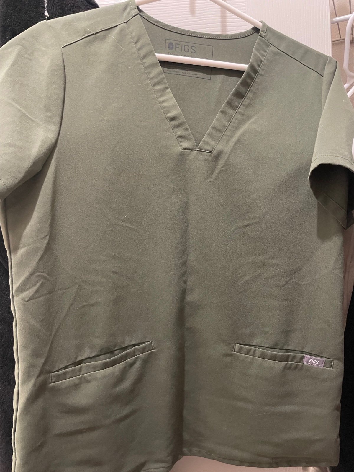 FIG Clothing Casma Three-Pocket Scrub Top in Moss
