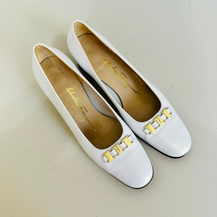 EUC SALVATORE FERRAGAMO BOUTIQUE PEARL WHITE LEATHER BRIDAL SANDALS ITALY 7B
