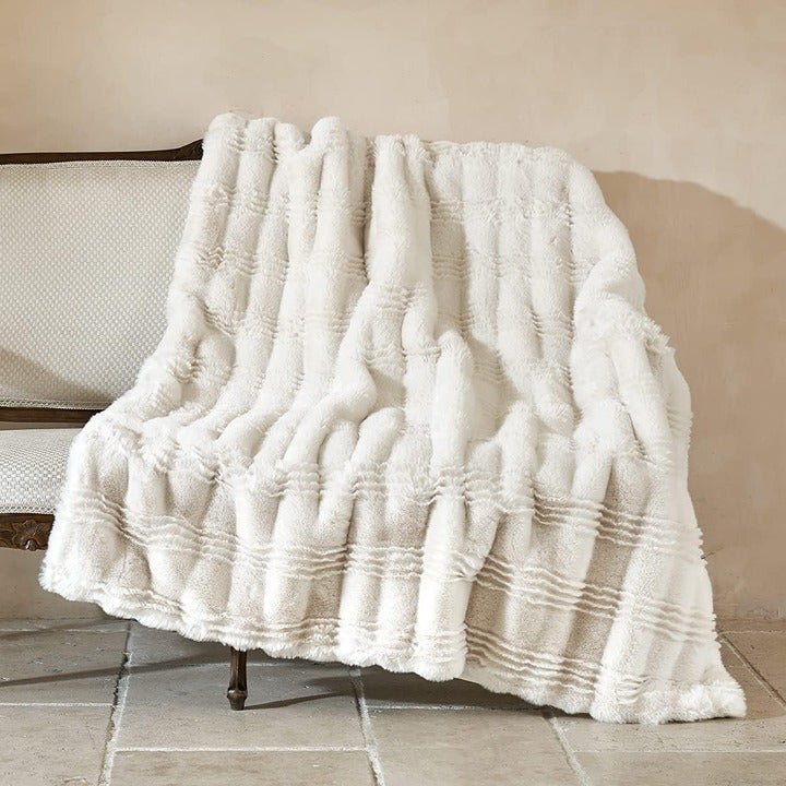 Luxury Faux Fur Throw Blanket, 630GMS Ultra Thick Fuzzy Plush-DG563
