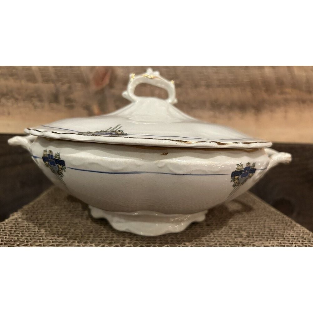 Vintage Soup Tureen Covered Serving Bowl Cream with Gold Trim Unbranded?