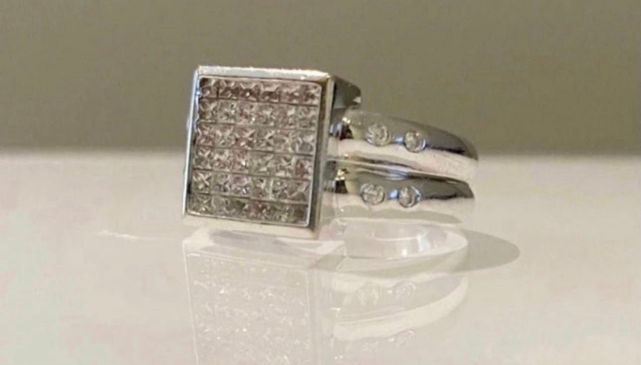 Diamond ring (36 small diamonds) in white gold