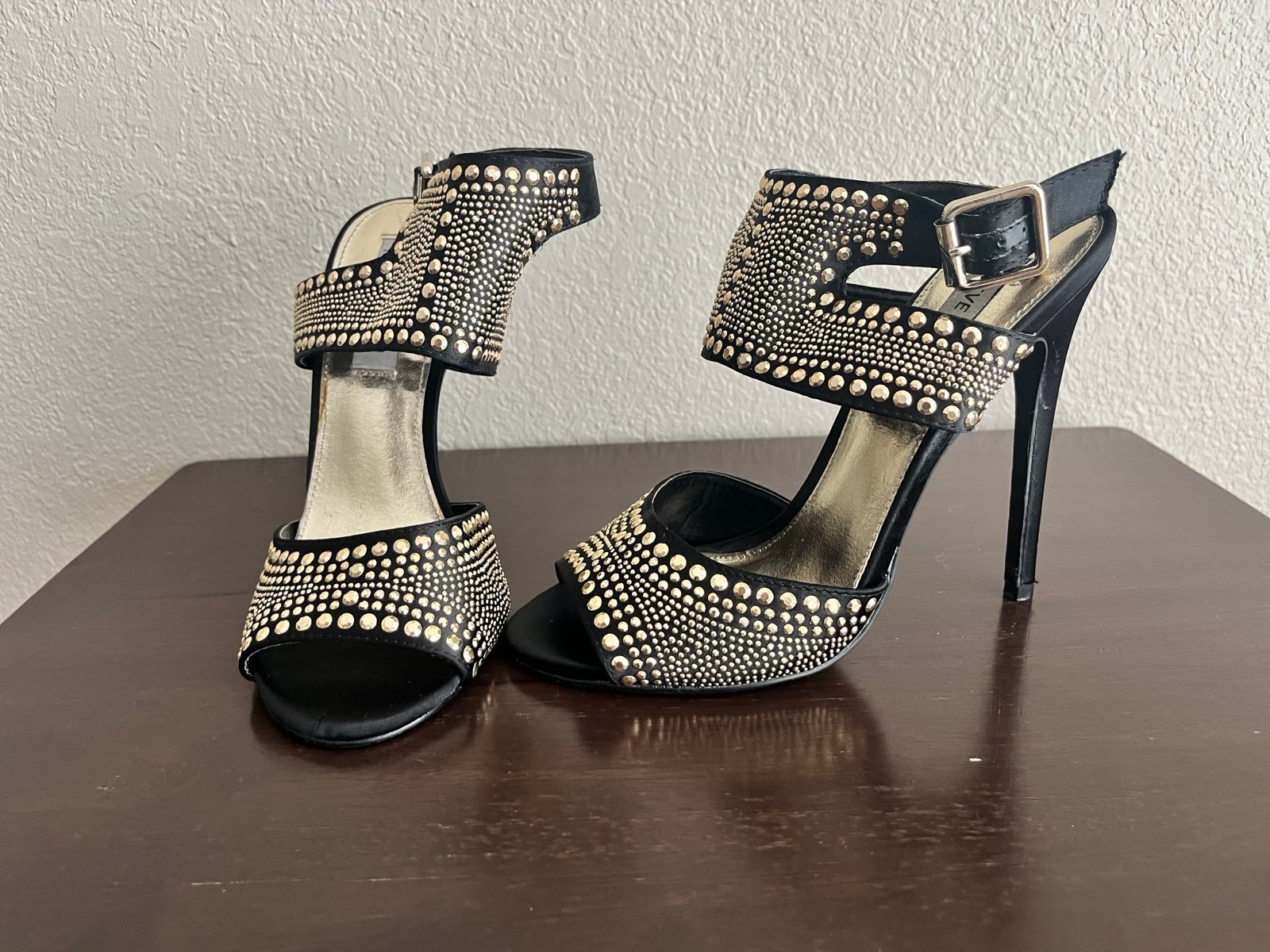 Steve Madden high heels black and gold accents size 7.5