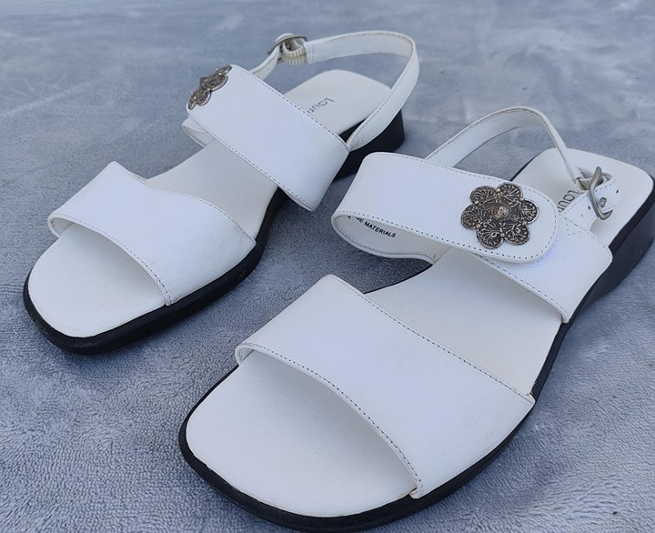 WHITE FLAT SANDAL w/ MEDALLION, LAURA SCOTT, SZ 6M, NOS