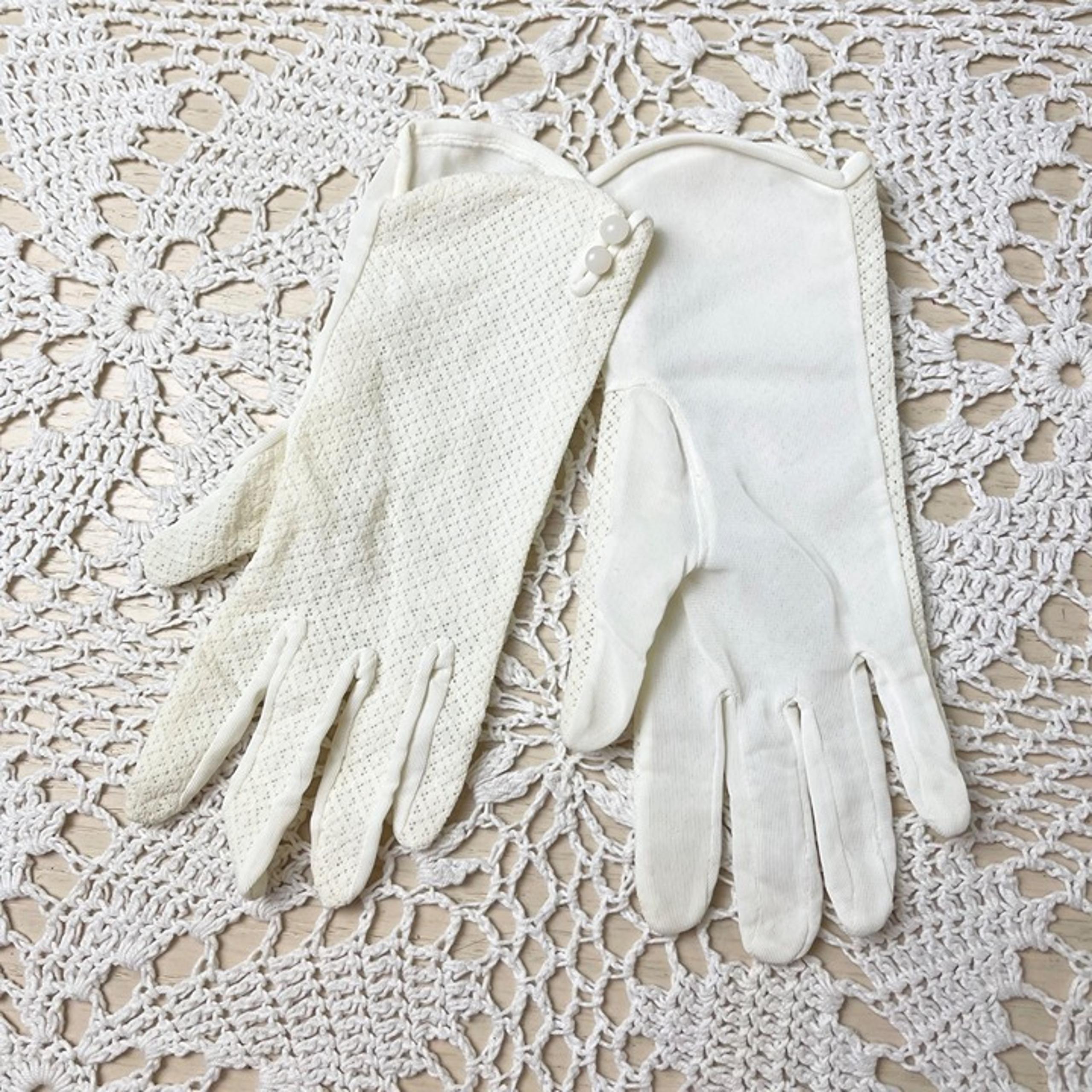 Vintage 1950s Fownes Women's White Textured Nylon Driving Gloves Size 6.5
