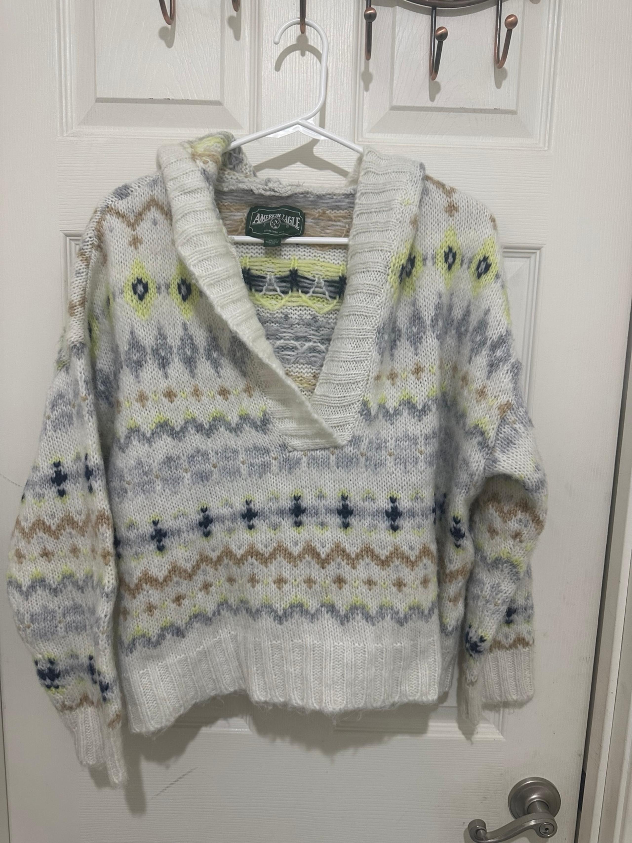 American Eagle hooded pull over sweater