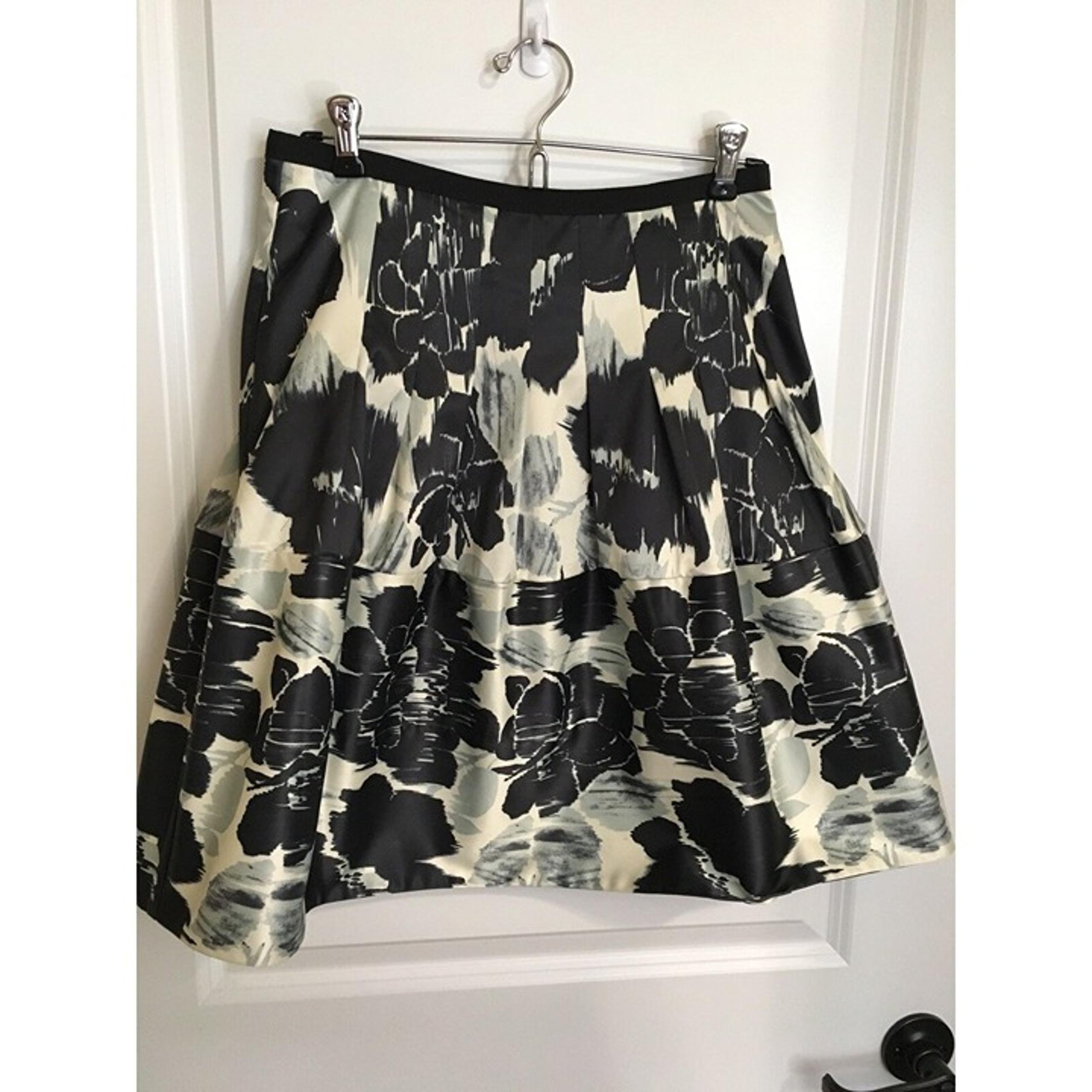 The Limited Sz 0 Skirt Grey Black Floral Pleated Flare A-Line Skirt Polyester