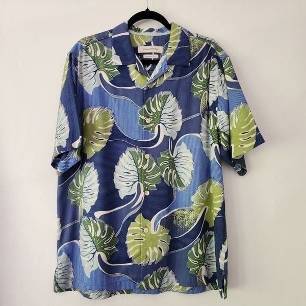 Tommy Bahama Original Fit blue tropical Hawaiian silk blend mens size M