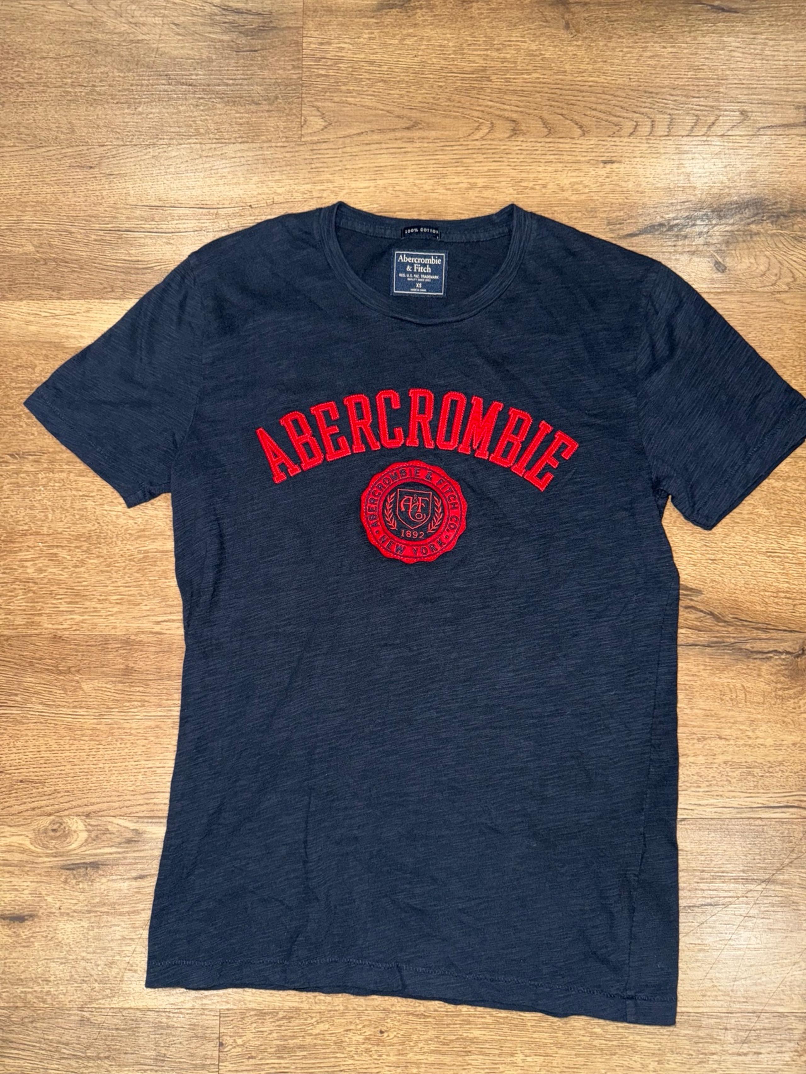 Vintage Y2K Abercrombie & Fitch T-shirt Navy/Red Size: XS