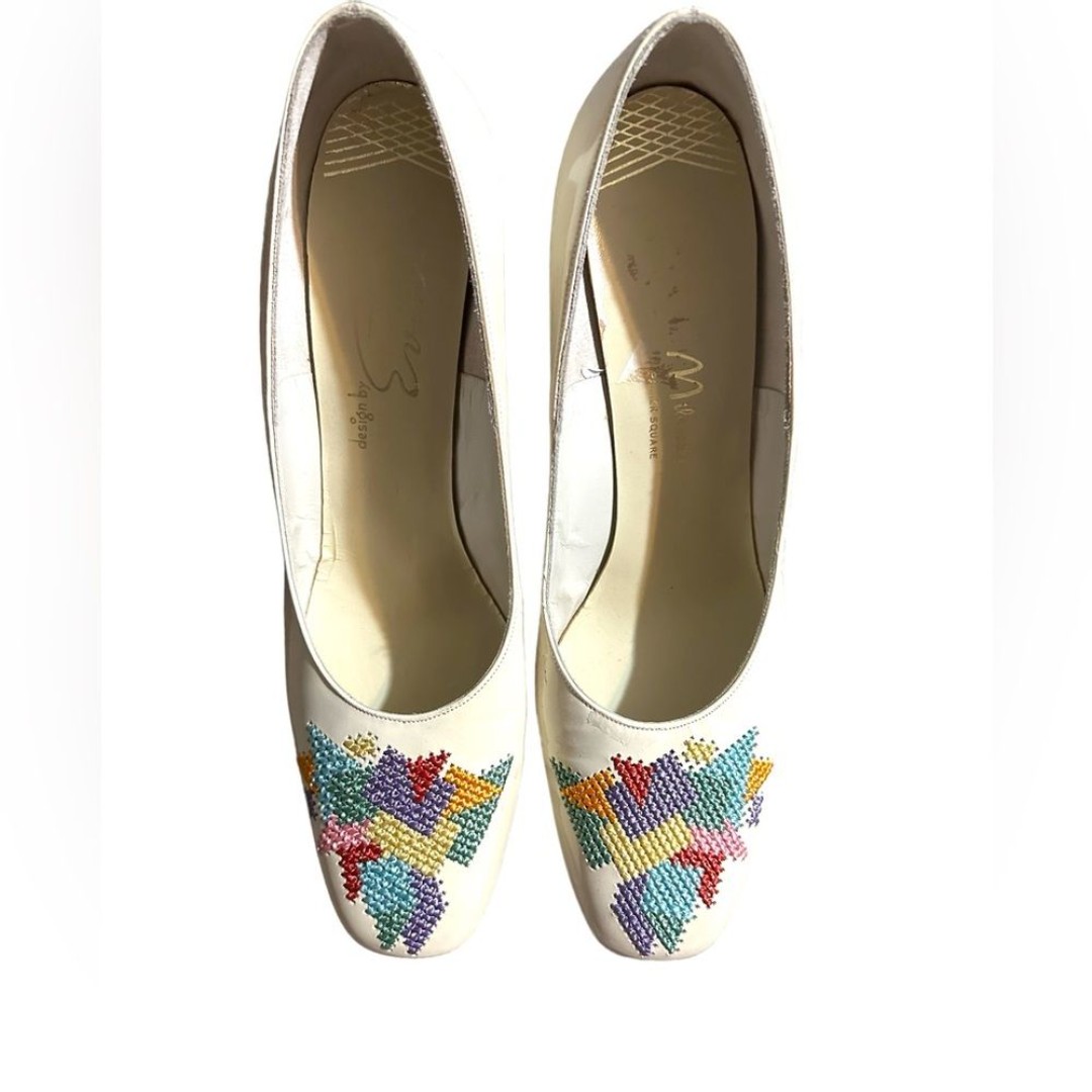 Evins vintage shoes sz 8aa. Off white with needle point on front of shoes.