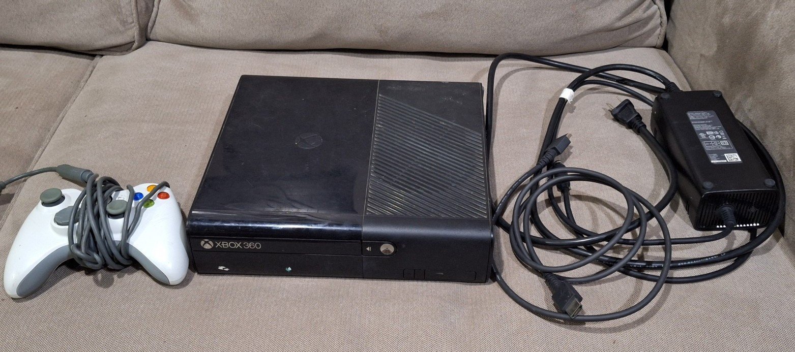 Xbox 360 with one controller and cords