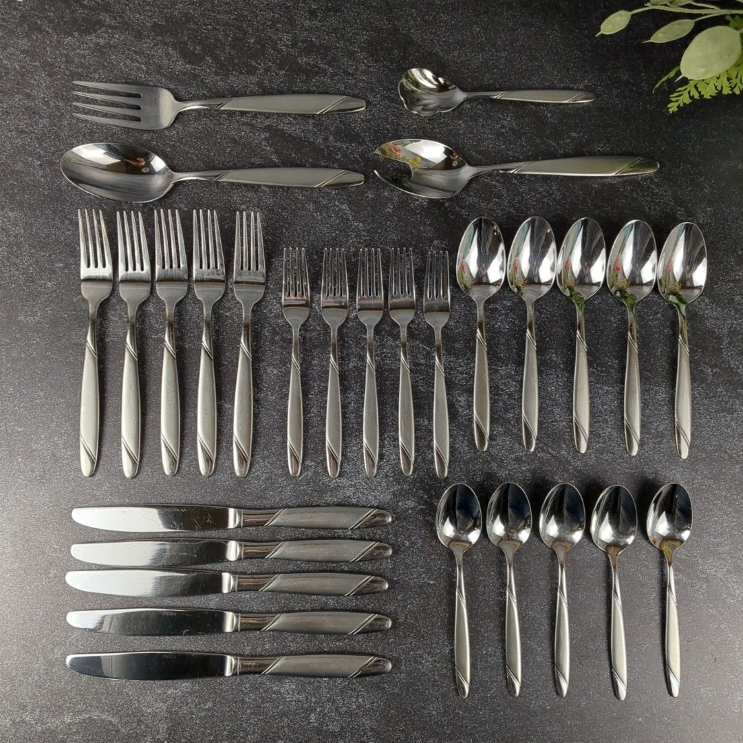 Oneida Risotto Flatware Service For 5 Five Plus Serving Pieces 18/10 Stainless