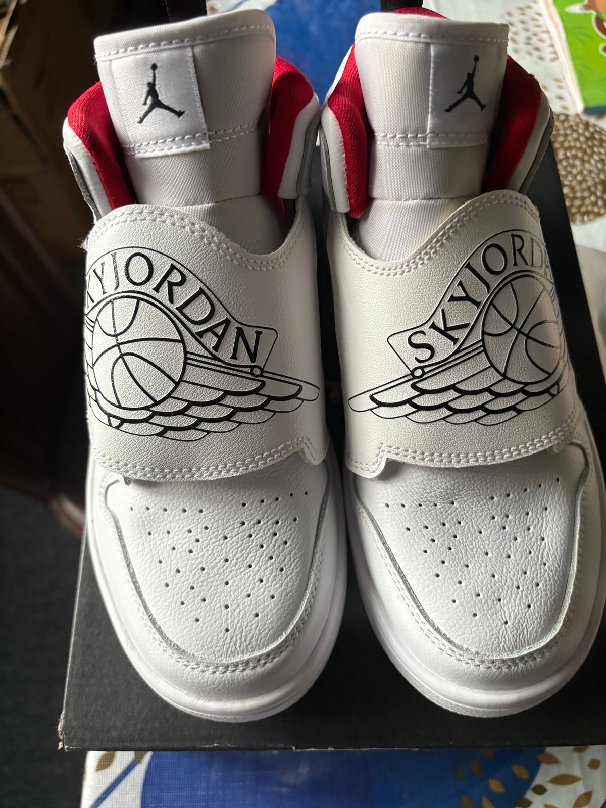 Boys Jordan sneakers size 3