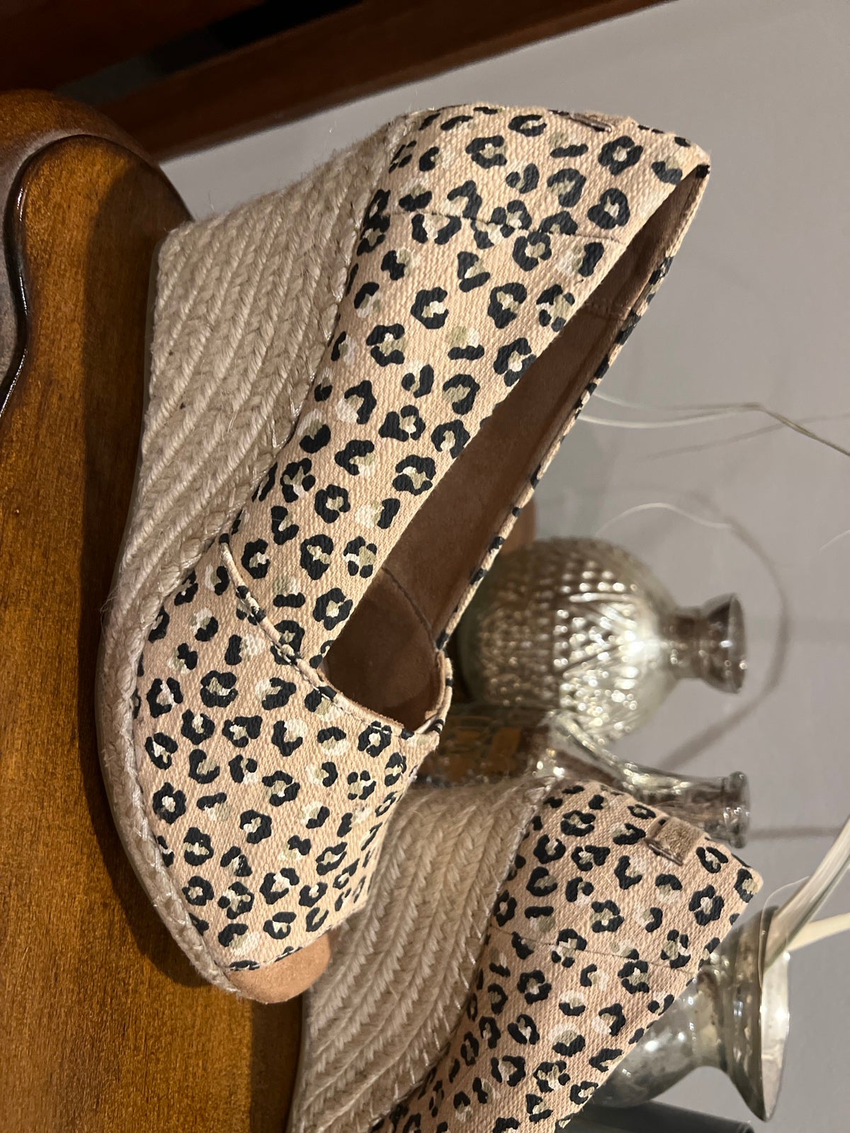 Toms Open toe wedge shoe size 8 Worn one time Pefect condition