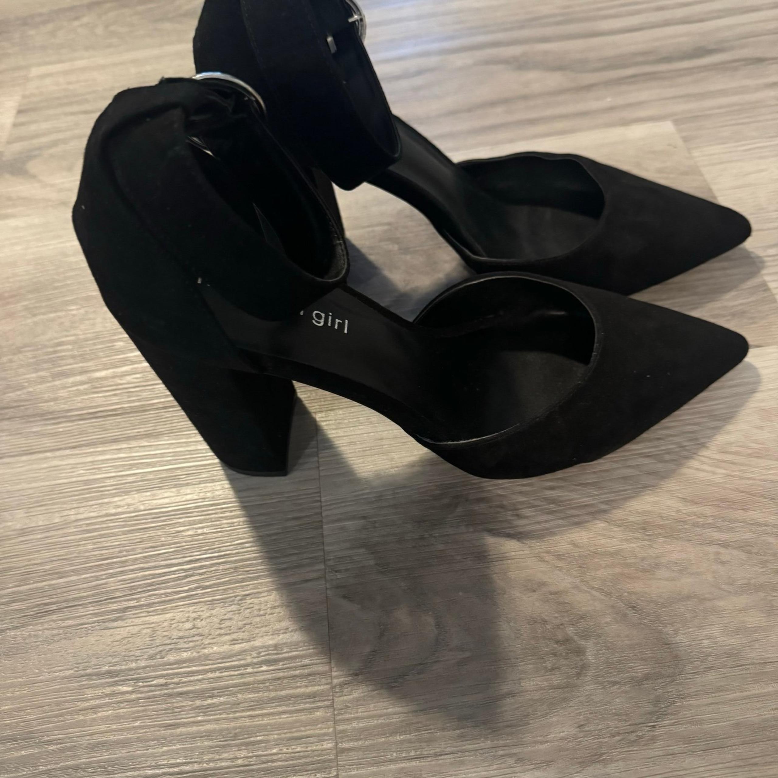 Madden Girl pointed toe, square heel, suede pumps size 10