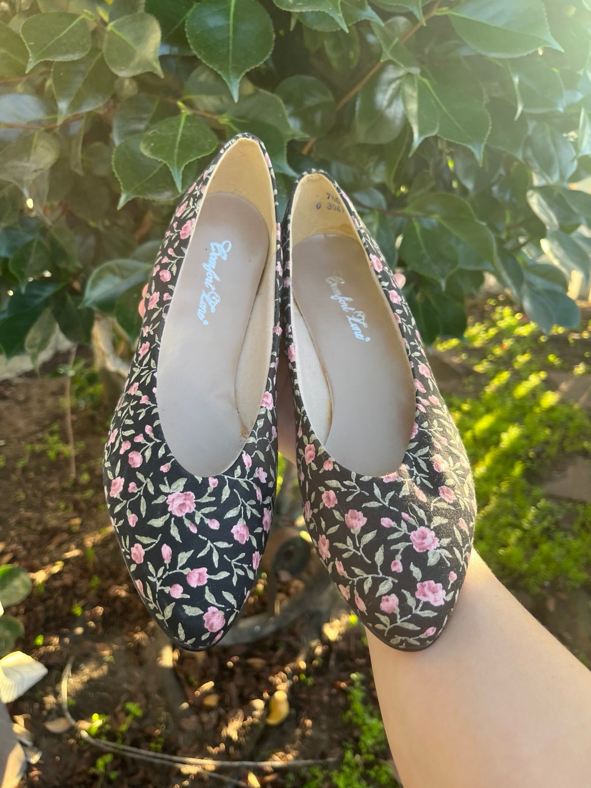 Vintage Comfort Lane Floral Kitten Heels