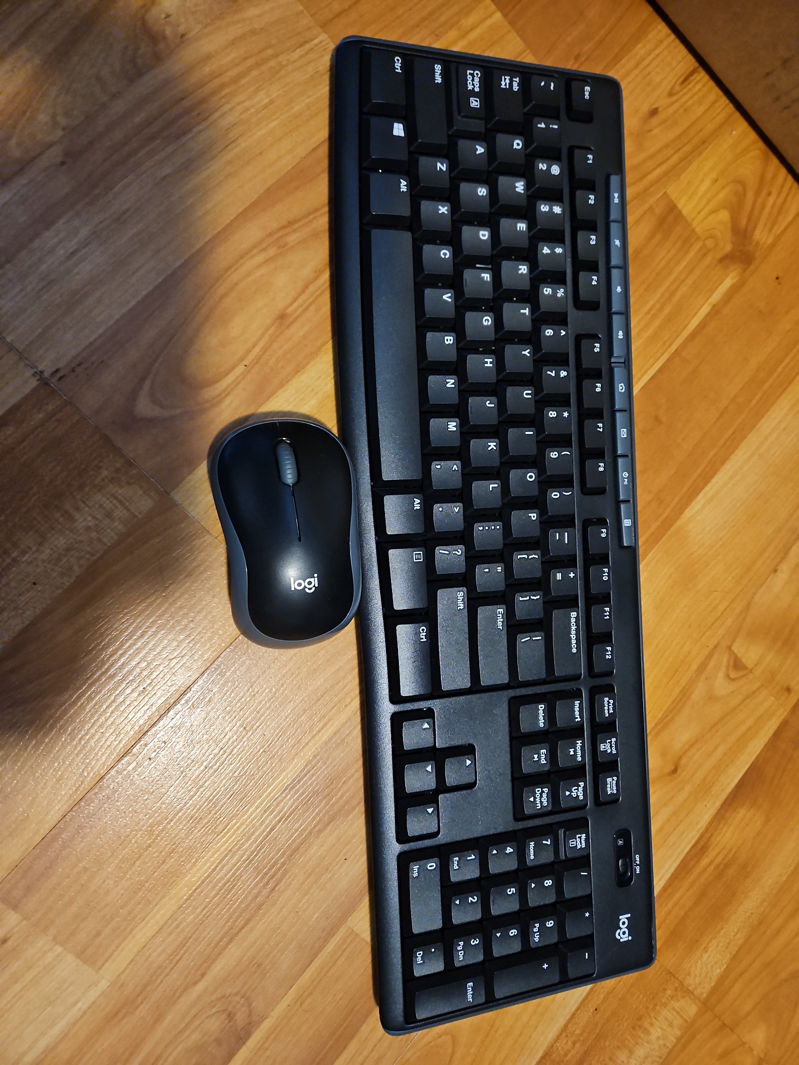 Portable wireless keyboard