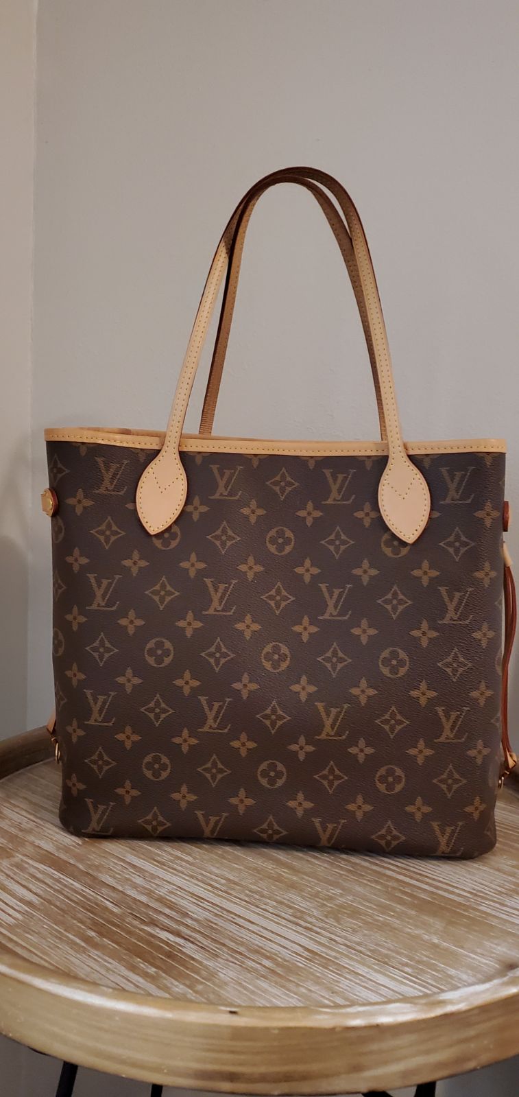 Louis Vuitton Neverfull MM monogram in excellent condition.Comes with authentica