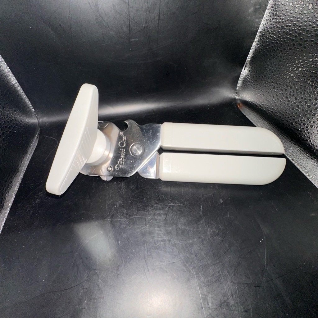 EUC Pampered Chef Smooth Edge Safety Manual Can Opener #2758 White Retired