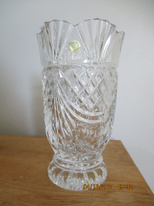 VINTAGE LEAD CRYSTAL CUT VASE MADE IN SLOVAKIA 24% PbO 7 1/2 TALL