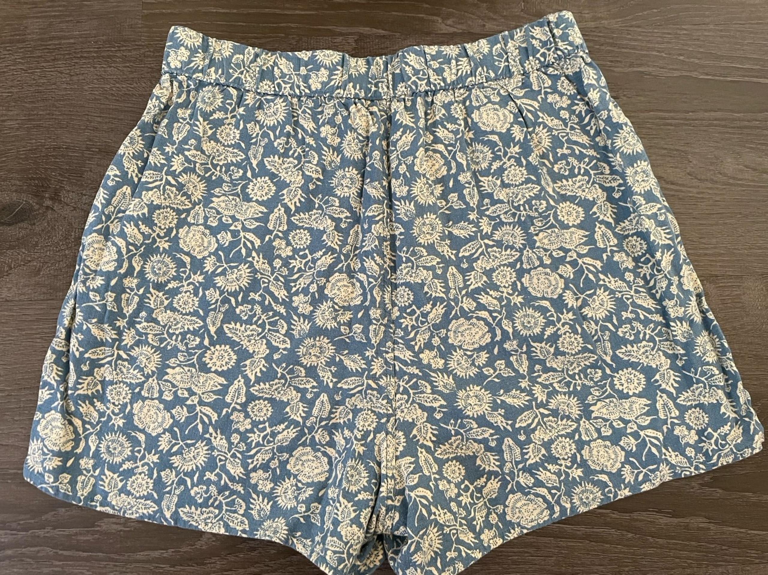 Universal Threads women size small pull on shorts.