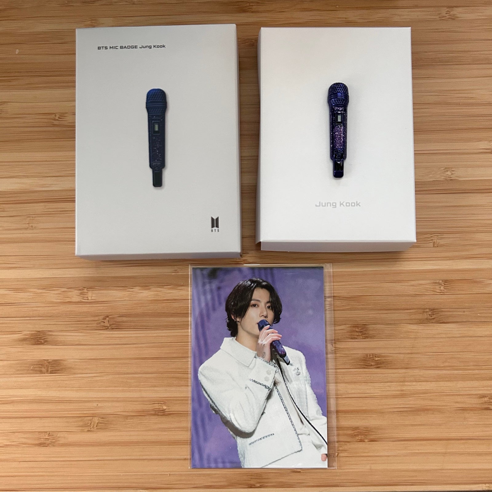 BTS HYBE Insight Museum Jung Kook / Jungkook Mic Badge / Pin + Photocard (RARE!)