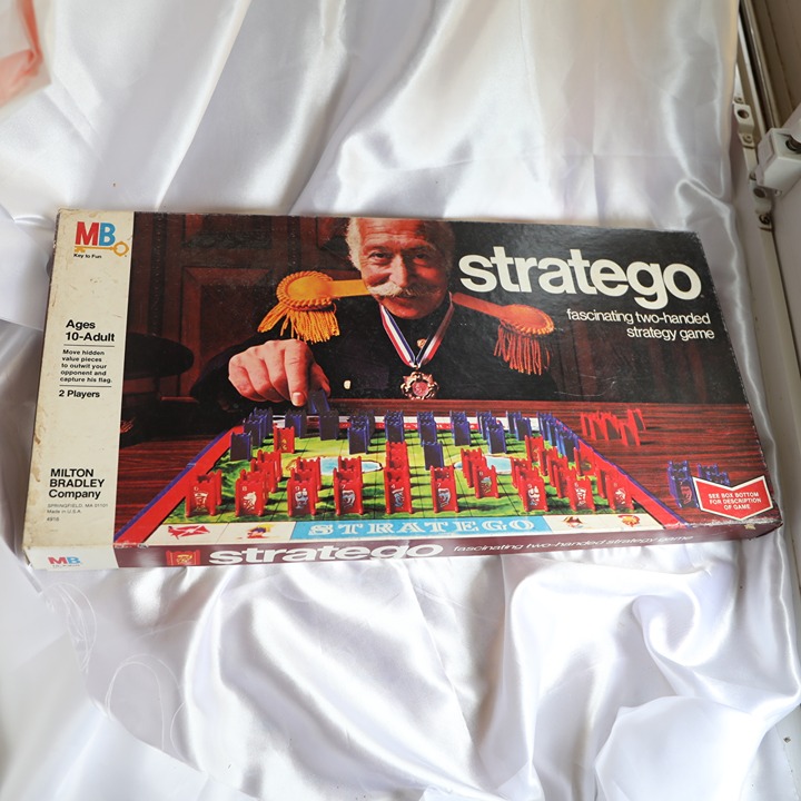 Stratego Boardgame 1977 (Milton Bradley) Complete With All Board Pieces.