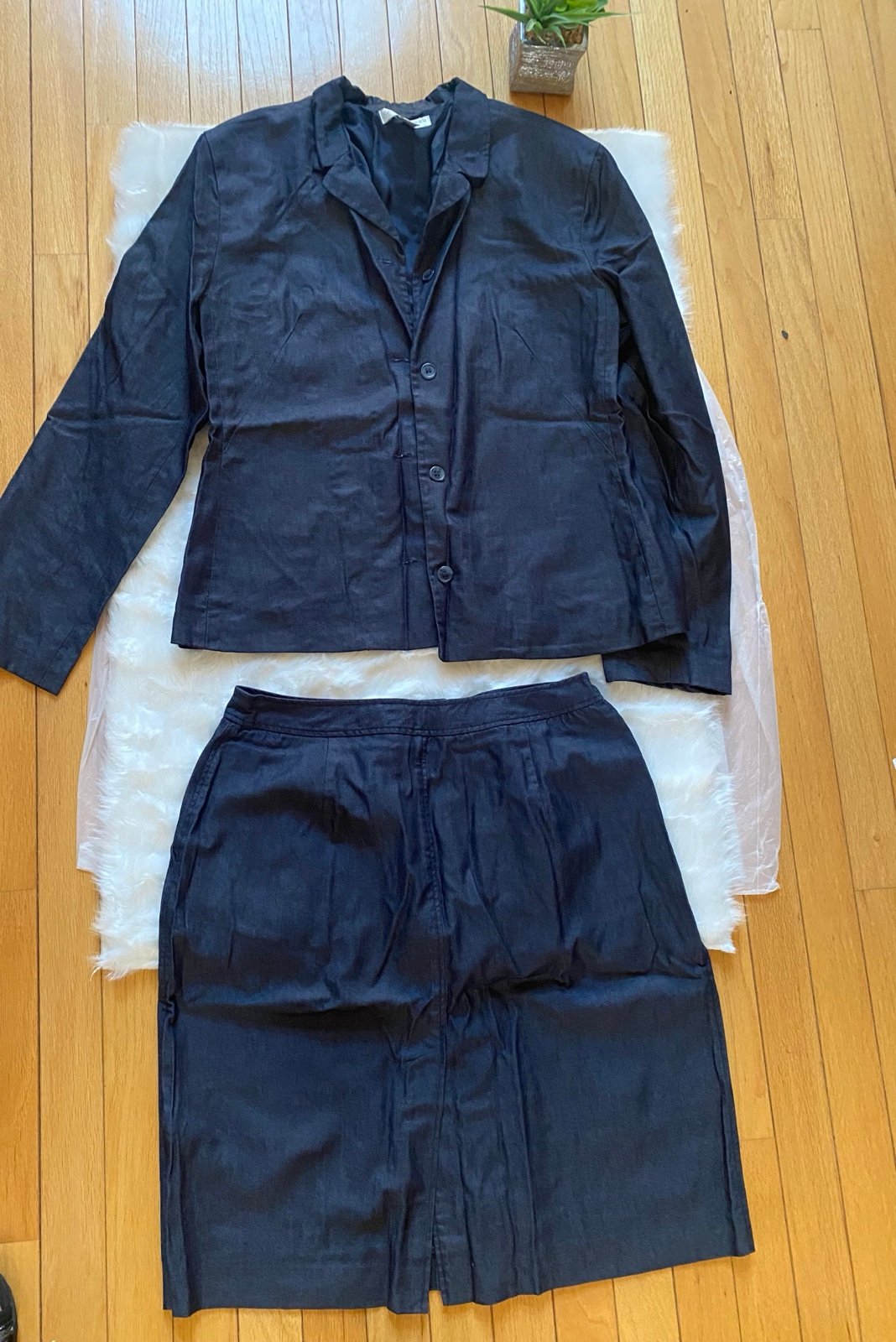 Skirt suit