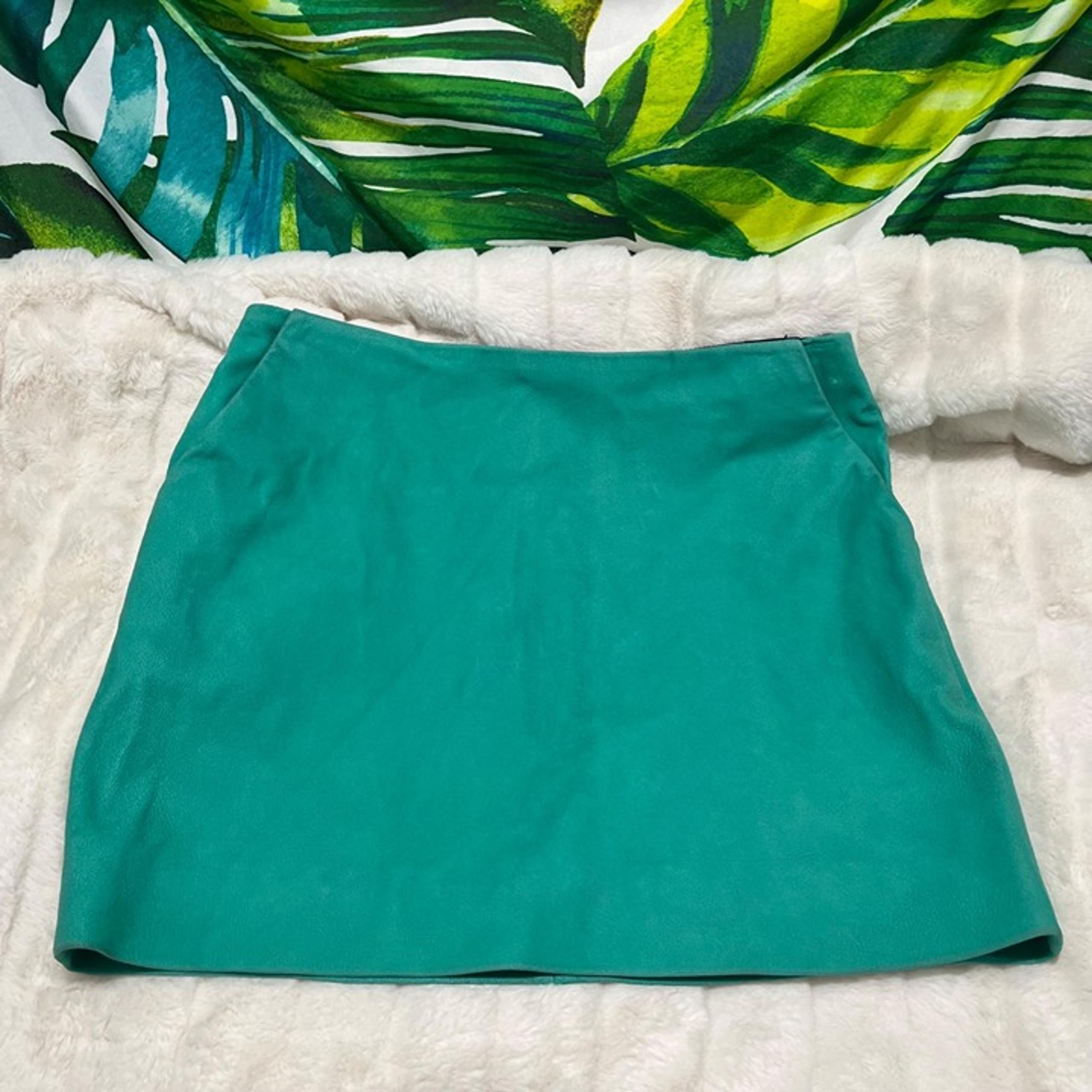 $345 Diane Von Furstenberg 8 Green “Bright Peacock” Jay Suede City Mini Skirt
