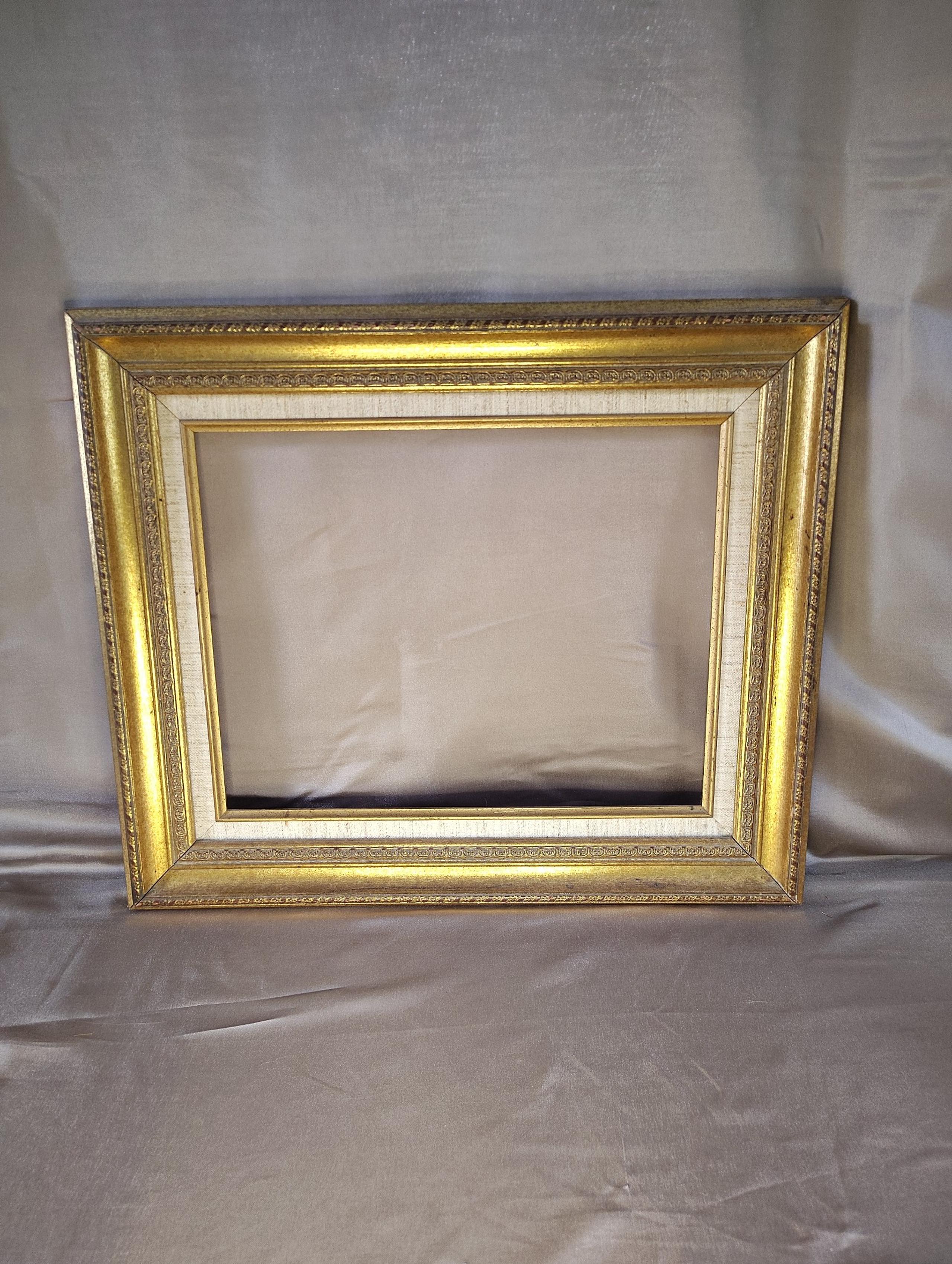Culver "Gold Leaf" pattern 19-1/2 x 16-1/4 gilt wood Baja vintage frame