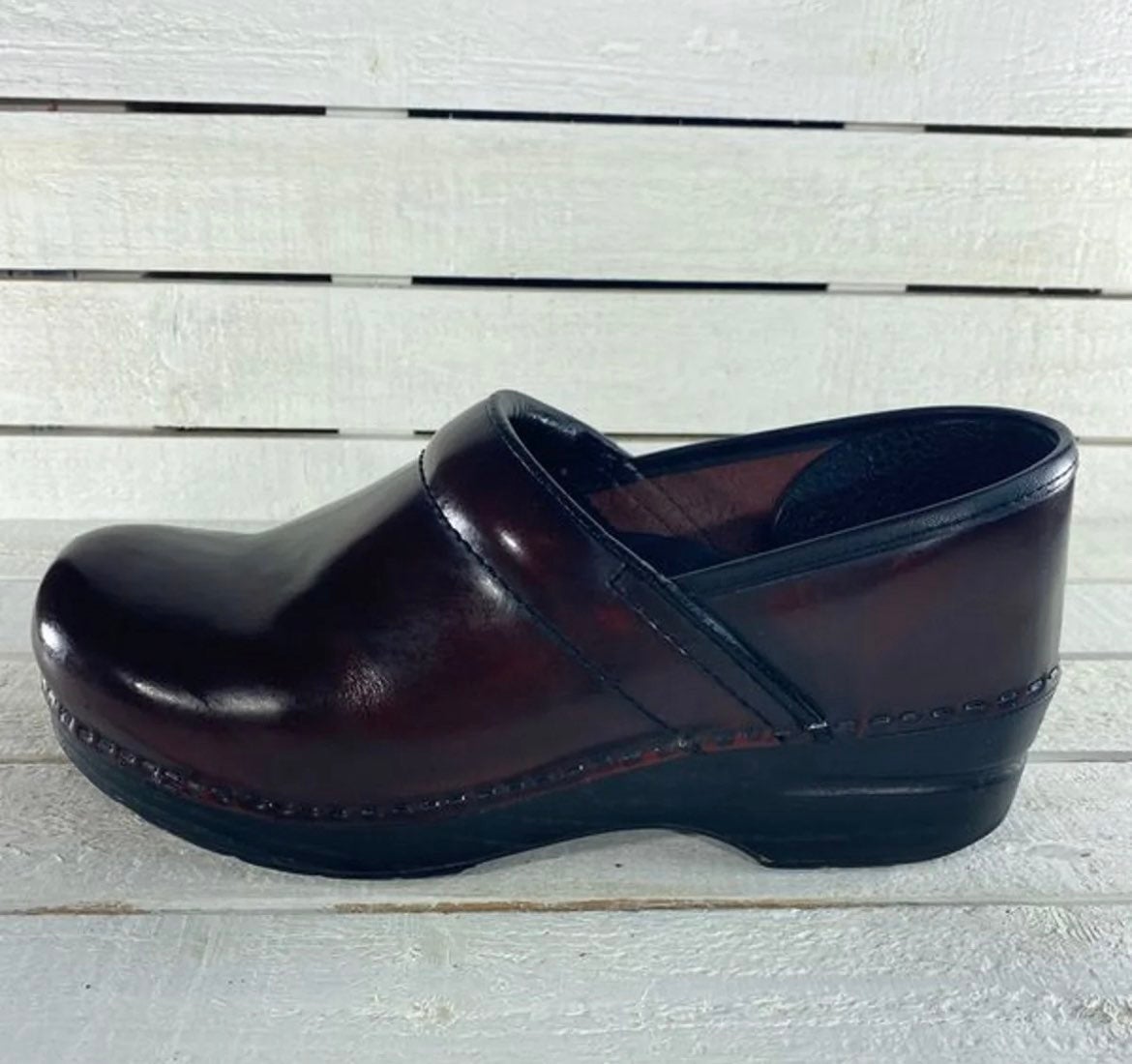 Dansko Professional Burgundy Patent Leather Nursing Clogs Women’s Size 39 US 8.5
