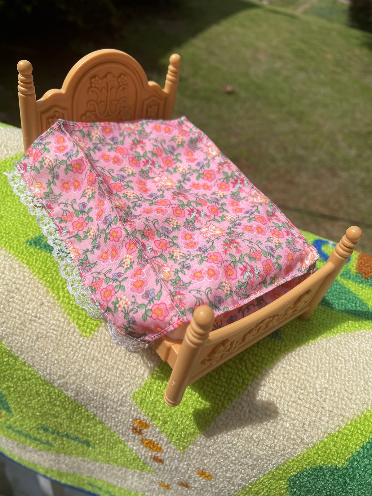 Fisher Price Loving Family Dollhouse Tan Parent Double Bed Pink Flower Blanket