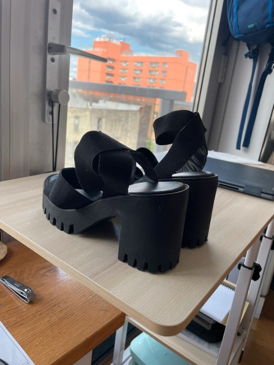 Cutest sandals! Great condition