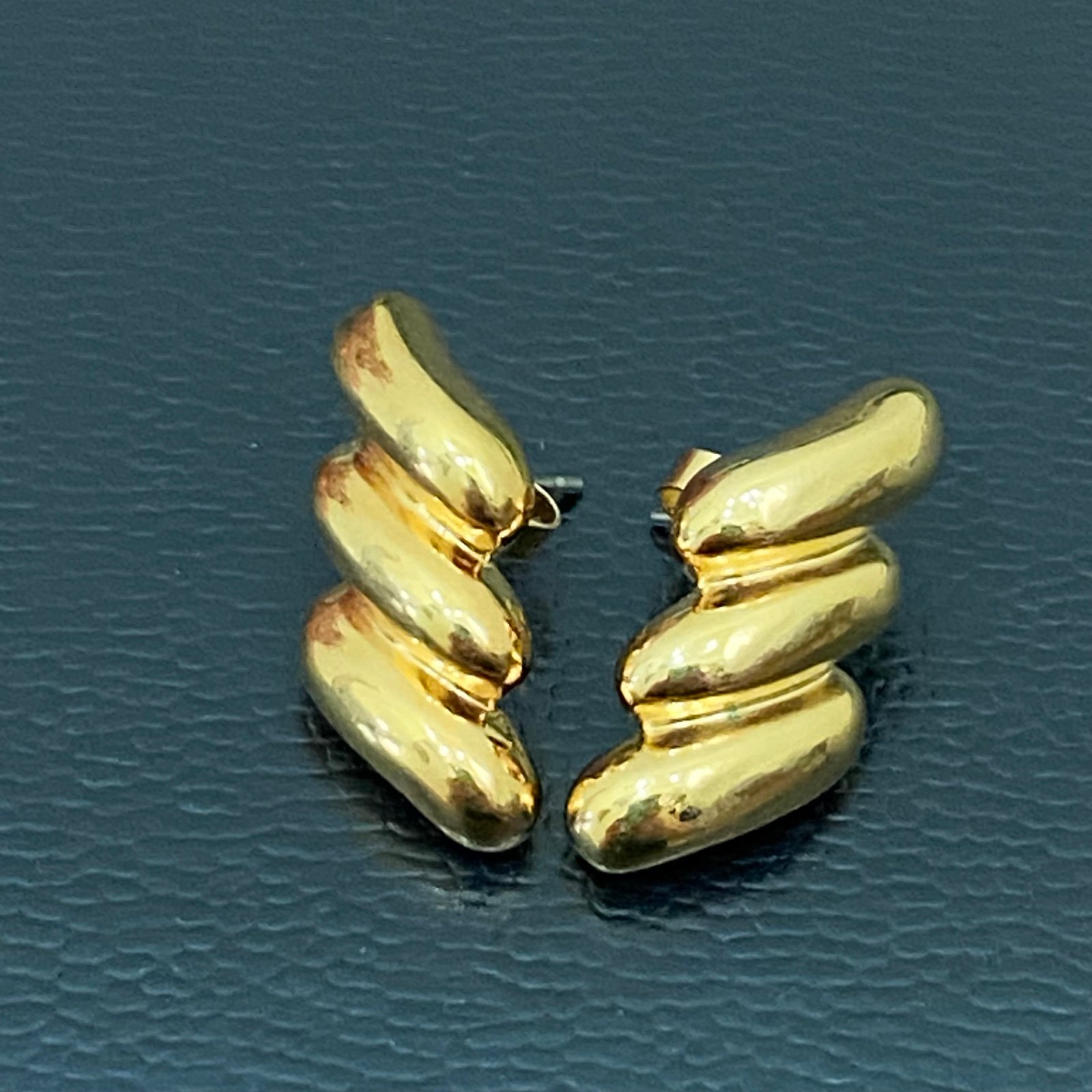 Vintage Unsigned Triple Ribbed Gold-tone Earrings 8.9g