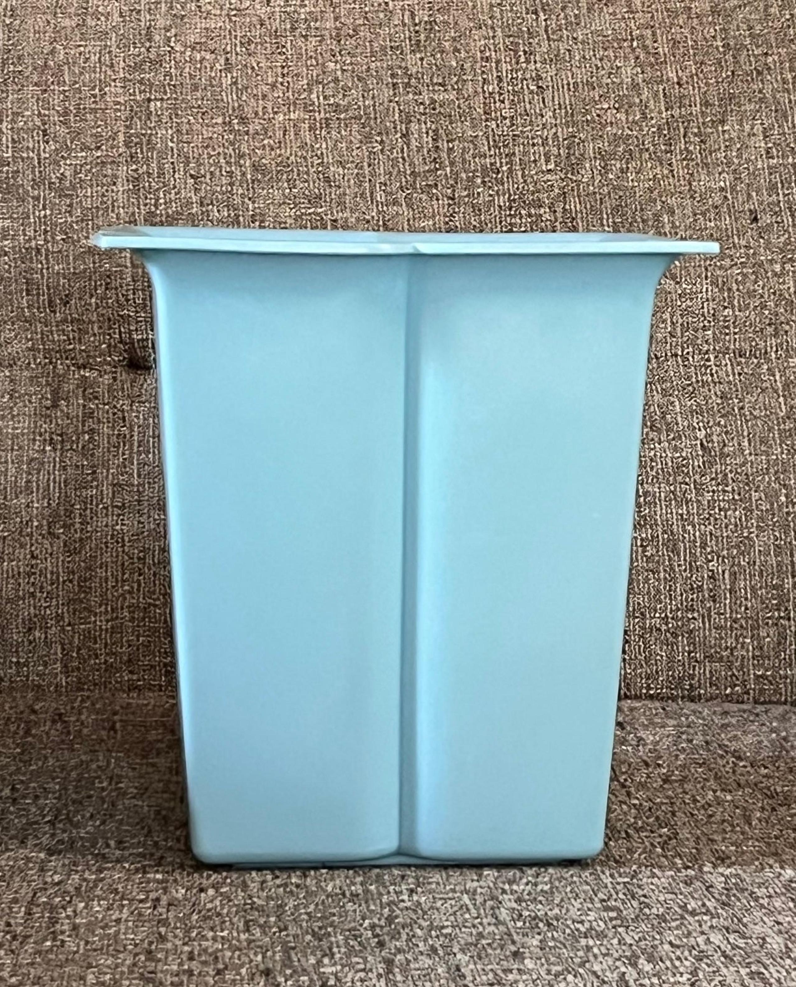 Vintage Rubbermaid Wastebasket