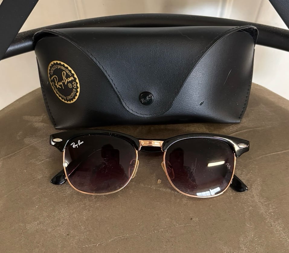 Ray-Ban RB3016 Black/Gold Clubmaster Square Sunglasses with Case. In GUC!