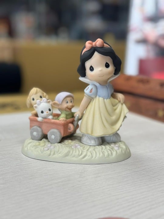 Precious Moments Walt Disney Showcase 630038 Snow White Off To Play We Go NEW