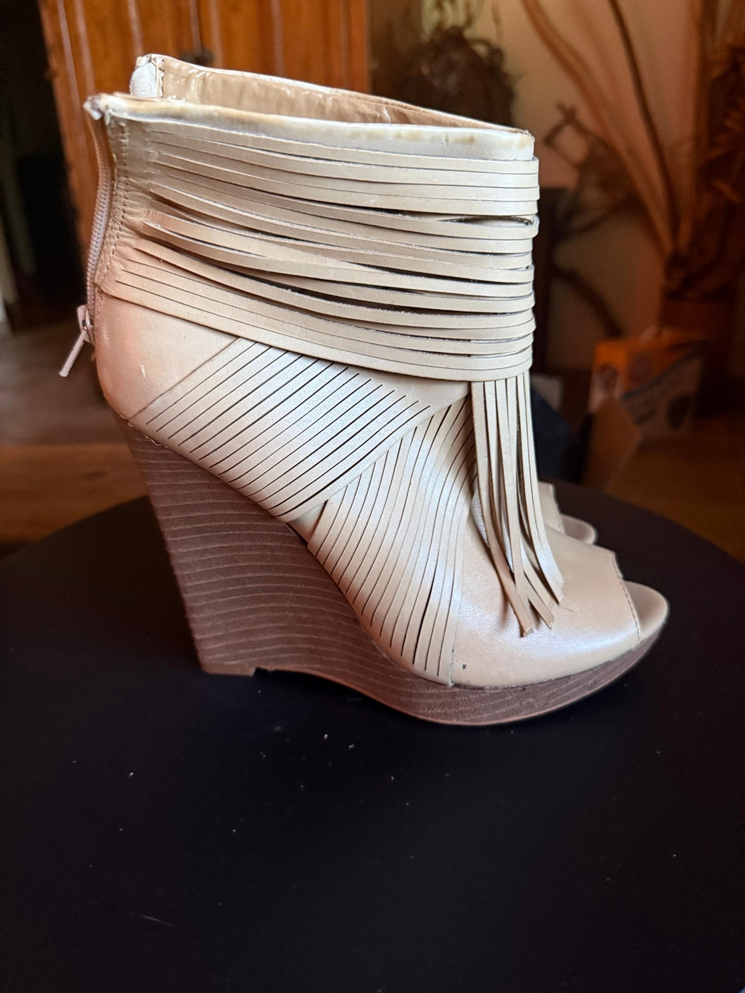 Carlos Santana Size 9 Woman’s Beige Boots