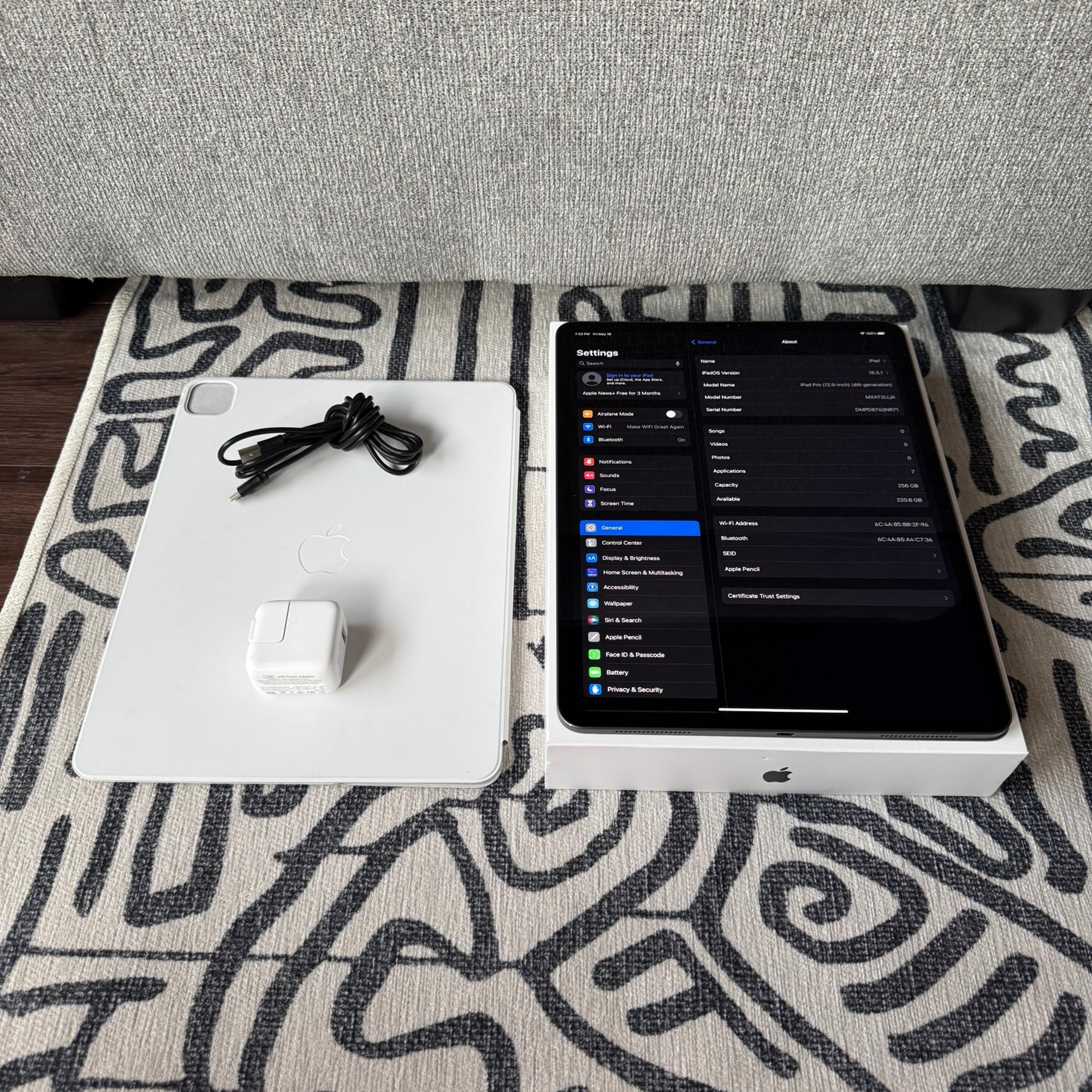 Apple iPad Pro 12.9” 4th Gen (2020) - 256GB, Wi-Fi - Space Gray + BUNDLE
