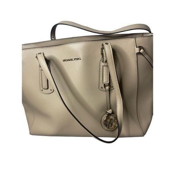 michael kors voyager medium crossgrain leather tote bag