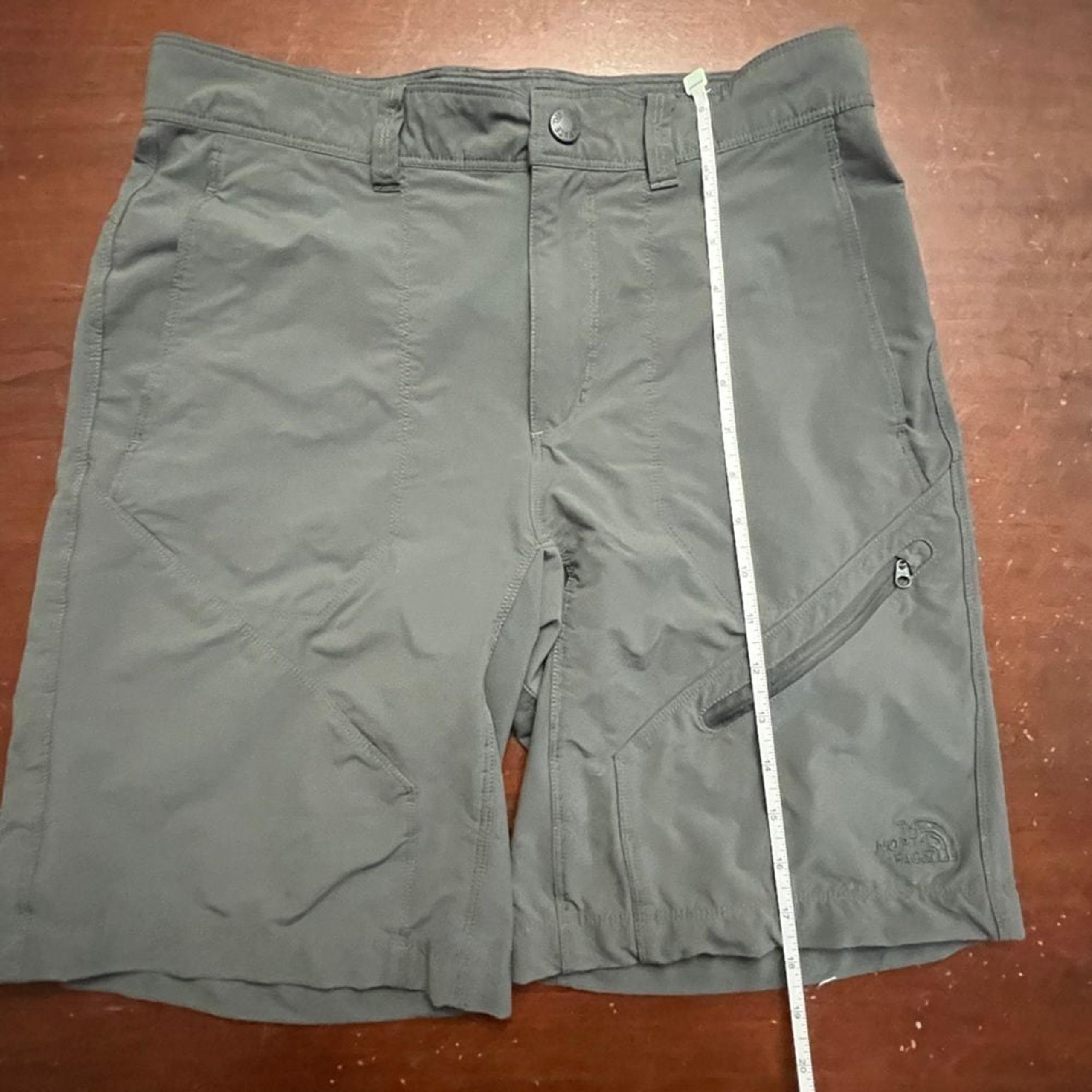 Men's new the north face cargo golf chino cargo size 30 gray shorts