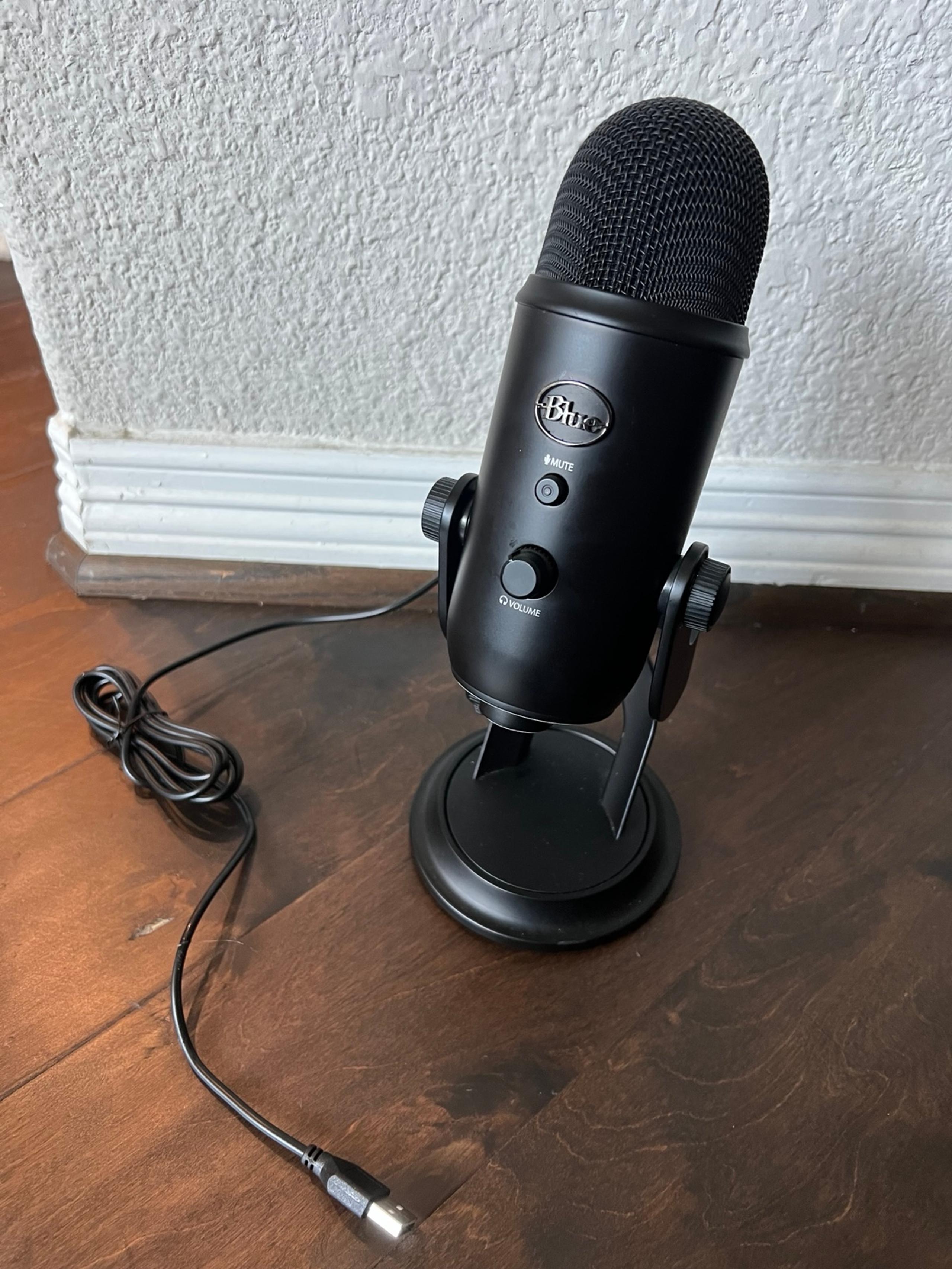 Blue Yeti Microphone solid black with USB cable AS IS
