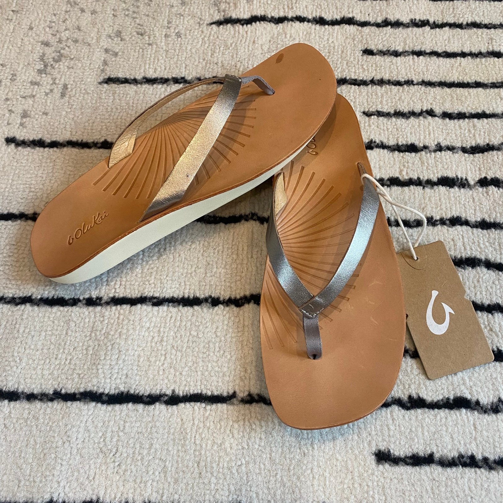 NWT Olukai Iwi Flip Flop Sandals Women’s Size 11 Silver/Golden Sand Leather