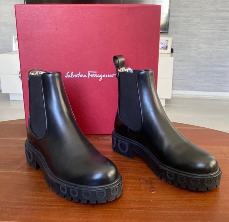 Salvatore Ferragamo Women’s Varsi Chelsea Boots Nero
